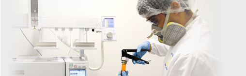 Técnico trabalhando no laboratório do NUPLAM