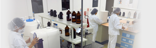 Equipe do NUPLAM trabalhando no laboratório de medicamentos