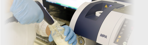 Funcionário realizando testes em laboratório do NUPLAM