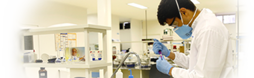 Técnico testando uma amostra de medicamento em laboratório da NUPLAM